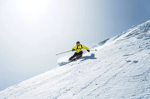 La longitud total del esquí sobre nieve fresca en polvo. Esquiador profesional fuera de la pista en un día soleado — Foto de Stock