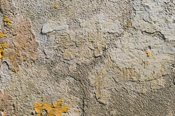 Grunge arka plan dokulu. Hacimsel duvar ile bir çok katmanlı kaplama kırık. Turuncu badanalı duvara fişleri. Doku derin bir desen ile