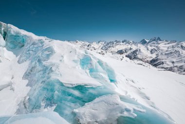 Bir close-up Elbrus volkan buzul çatlaklar karla kaplı. Kuzey Kafkasya