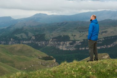 Sağlam bir membran ceket headshot ülke erkeksi midwest dağ erkek adam sakallı