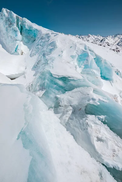 Un primo piano di crepe innevate nel ghiacciaio del vulcano Elbrus. Caucaso settentrionale — Foto Stock