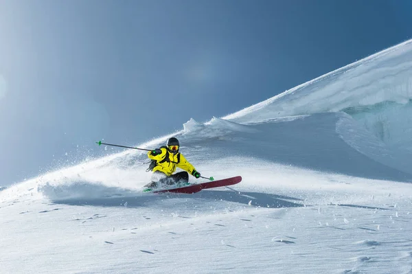 Το συνολικό μήκος των σκι στο φρέσκο χιόνι. Επαγγελματίας σκιέρ έξω από το δρόμο σε μια ηλιόλουστη ημέρα — Φωτογραφία Αρχείου