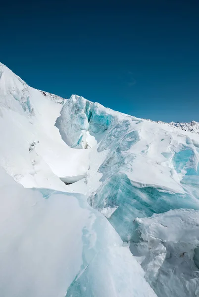 Detail zasněžené trhliny v ledovci sopka Elbrus. Severní Kavkaz — Stock fotografie