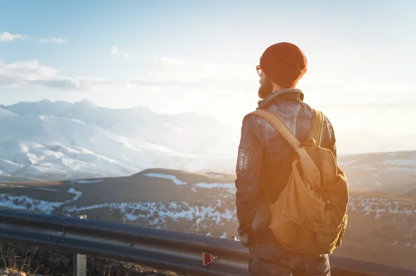 Barbuto Turista Hipster Uomo Occhiali Sole Con Uno Zaino Stare — Foto Stock