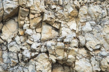 Bir kayalık duvar çakıl taşları. Kayalık bir taş duvar doğal arka plan