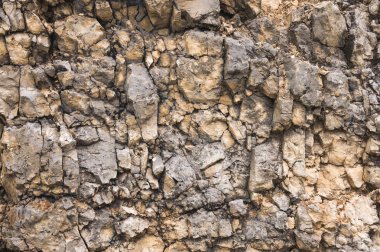 Bir kayalık duvar çakıl taşları. Kayalık bir taş duvar doğal arka plan