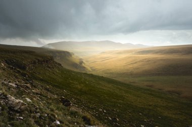 günbatımı güzel bir renk alana vererek dağ Vadisi üzerinden Kuzey Kafkasya güzel sahne. Altın renkli yerel olarak ışıklı meadows