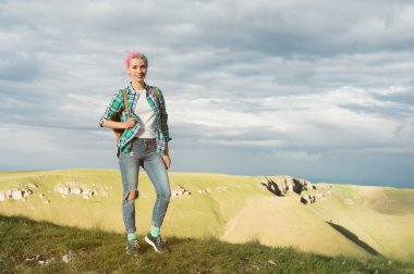 Öğrenci kız açık havada kırsal bir yaz yaz yolculuk gülümseyen üzerinde. Uzun bir yürüyüş üzerinde beyaz kadın kolej veya üniversite öğrenci