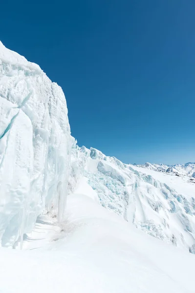 高加索的山顶上覆盖着冬雪。冬季运动的好地方 — 图库照片