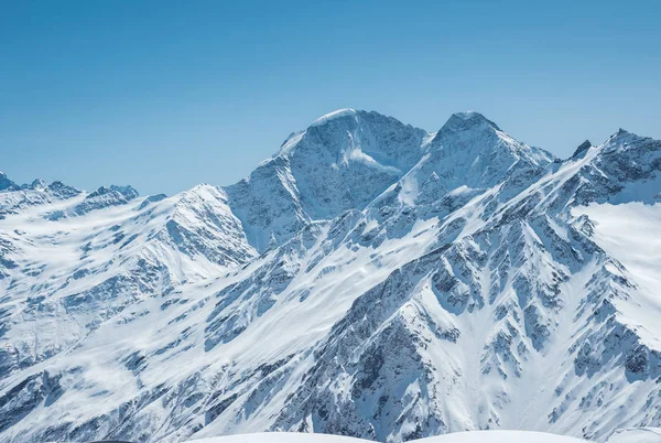 Wintersneeuw bedekt bergtoppen in de Kaukasus. Geweldige plek voor wintersport — Stockfoto