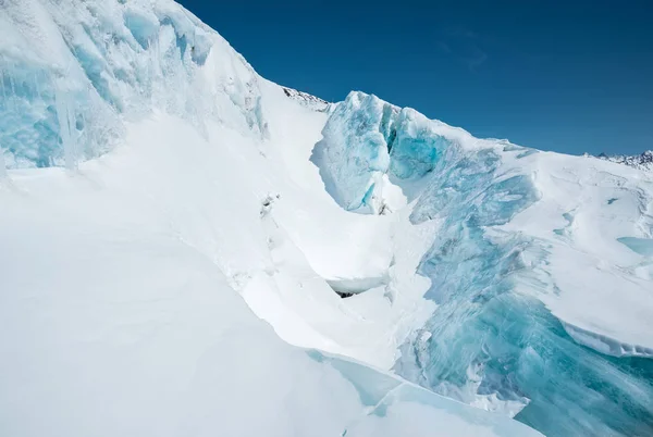 A hóval borított repedések a Elbrus vulkán gleccser közelről. Észak-kaukázusi — Stock Fotó