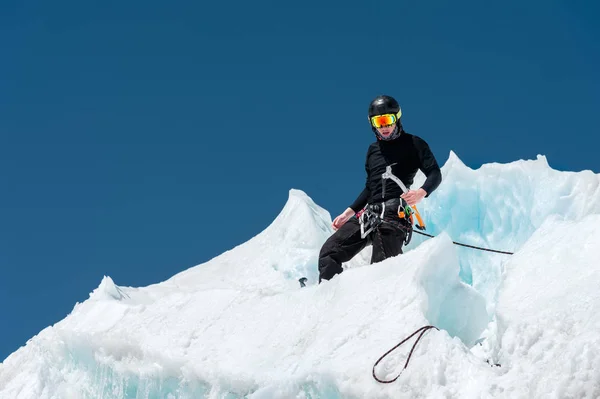 Een Professionele Bergbeklimmer Een Helm Ski Masker Verzekering Het Ijs — Stockfoto