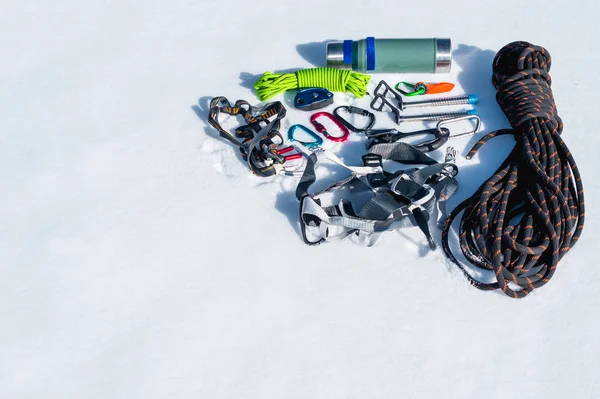 Ensemble d'équipement hivernal d'un grimpeur sur glace avec des blessures au mousqueton et un thermos de camp. Espace de copie pour le concepteur — Photo