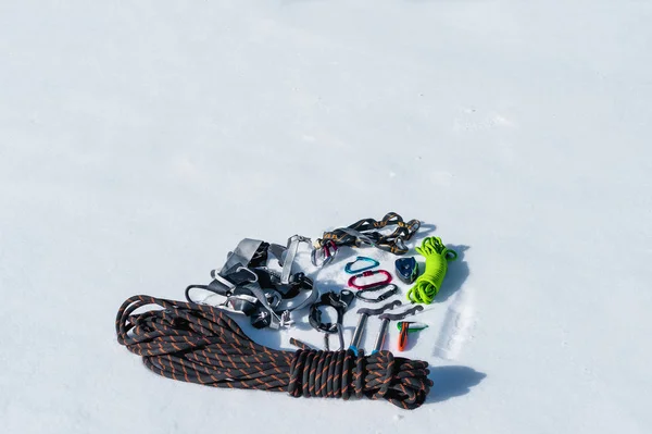 Set de iarna de echipamente de un alpinist de gheata cu rani de carabiner si termos de tabara. Copiați spațiul pentru designer — Fotografie, imagine de stoc