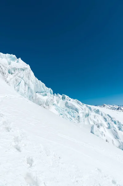Zimní sníh pokryl vrcholky hor na Kavkaze. Skvělé místo pro zimní sporty — Stock fotografie
