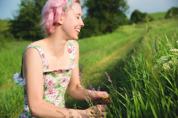 Retrato de uma jovem menina sorridente feliz em um vestido de algodão com um buquê de flores silvestres — Fotografia de Stock