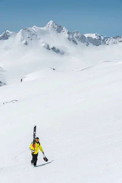 Zăpada de iarnă a acoperit vârfurile muntoase din Caucaz. Locul perfect pentru sporturile de iarnă — Fotografie, imagine de stoc