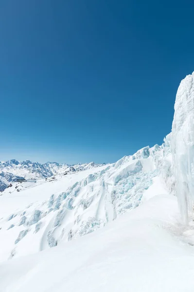 Зимний снег покрыл горные вершины Кавказа. Отличное место для зимних видов спорта — стоковое фото