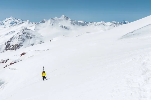 Wintersneeuw bedekt bergtoppen in de Kaukasus. Geweldige plek voor wintersport — Stockfoto