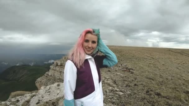 Ragazza giovane donna balla sul bordo di una scogliera di un altopiano divertirsi natura montagne fiori bello attraente giocare allegro gioia soddisfatta svago divertente sorriso guardando macchina fotografica — Video Stock