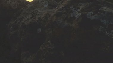 En yüksek kayanın üzerinde dağ günbatımı. Rock çimen Dağları paralaks anahtar günbatımı ışıkta karanlık kayalar