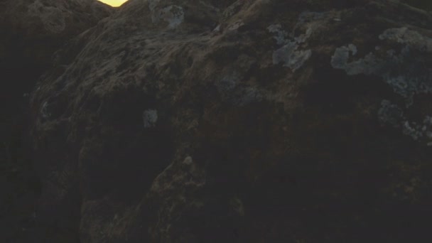 Puesta de sol de montaña sobre la roca pico. Luz oscura puesta del sol en las montañas paralaje rocas hierba de roca — Vídeos de Stock