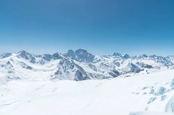 A neve de inverno cobriu picos de montanha no Cáucaso. Ótimo lugar para esportes de inverno — Fotografia de Stock