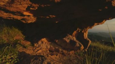 En yüksek kayanın üzerinde dağ günbatımı. Rock çimen Dağları paralaks anahtar günbatımı ışıkta karanlık kayalar