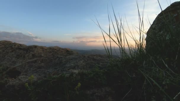 Puesta de sol de montaña sobre la roca pico. Luz oscura puesta del sol en las montañas paralaje rocas hierba de roca — Vídeos de Stock