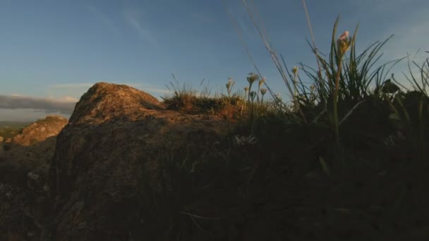 Coucher de soleil sur le pic rocheux. Clé sombre coucher de soleil lumière dans les montagnes parallaxe rochers herbe rocheuse — Video