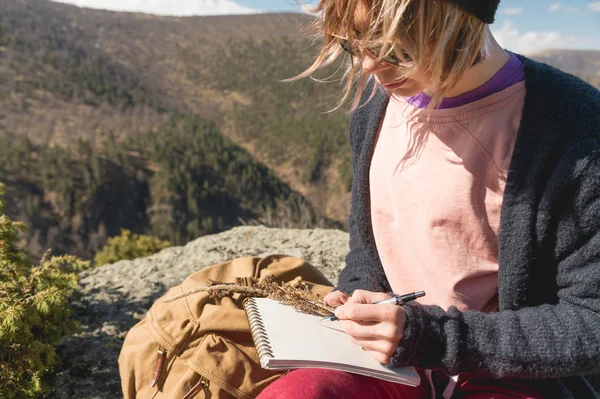 여자 화가 산에서 자연에는 노트북에 연필을 그립니다. 무료 창의력과 자유롭게 — 스톡 사진