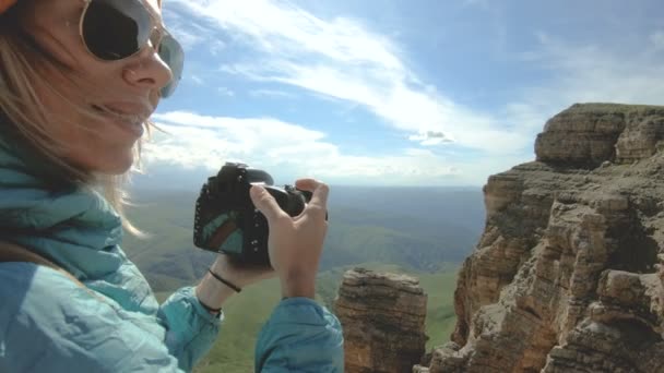 Sarışın Kız Fotoğrafçı Kap Içinde Kayalar Kafkasya Bir Arka Plan — Stok video