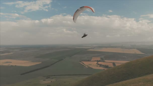 Sportowiec Paralotnia leci na jego skrzydła obok Jaskółki. Kontynuacja strzelanki z drona — Wideo stockowe