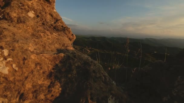 Sonnenuntergang über dem Gipfelfelsen. dunkel Schlüssel Sonnenuntergang Licht in den Bergen Parallaxe Felsen Rock Gras — Stockvideo