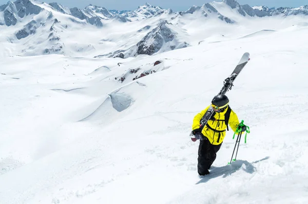 Téli hó borította hegycsúcsok Kaukázusban. Remek hely a téli sportokhoz — Stock Fotó