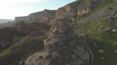 Bir büyük kaya oluşumu ayakta kayalıkbir platonun epik kenarına nın eteklerinde etrafında uçan. Rusya. Kuzey Kafkasya