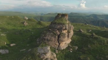 Bir büyük kaya oluşumu ayakta kayalıkbir platonun epik kenarına nın eteklerinde etrafında uçan. Rusya. Kuzey Kafkasya
