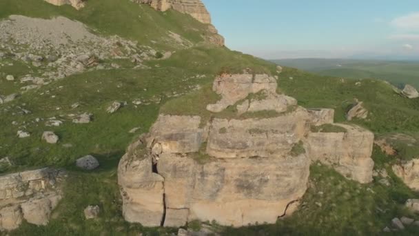 在岩石高原的史诗边缘的脚下 围绕着一个巨大的岩层飞行 俄罗斯 北高加索 — 图库视频影像