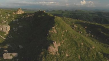 Yeşil alanlar arasında büyük kaya oluşumu üzerinde uçan. Rusya. Uçağı Kuzey Kafkasya Video