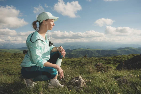 Atlet Sevimli Kız Cap Kulaklıklarla Doğa Kampüste Çalıştırmak Hazırlanıyor Dinlenme — Stok fotoğraf