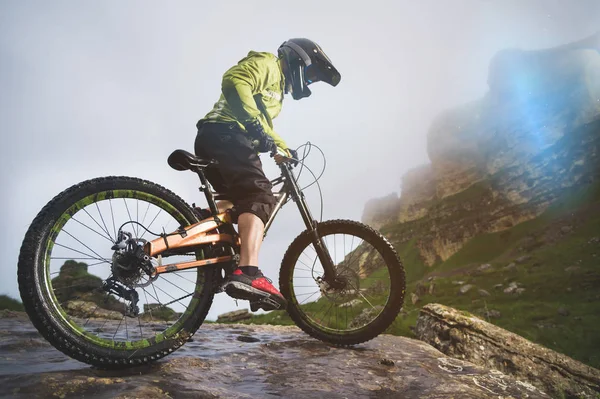 Retrato Hombre Envejecido Una Bicicleta Montaña Las Montañas Clima Nublado —  Fotos de Stock