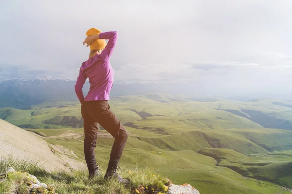 Una ragazza hipster in un cappello di paglia e occhiali sul paesaggio naturale — Foto Stock