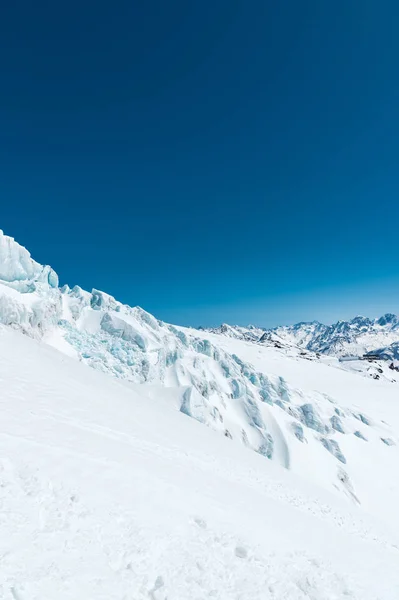 高加索的山顶上覆盖着冬雪。冬季运动的好地方 — 图库照片