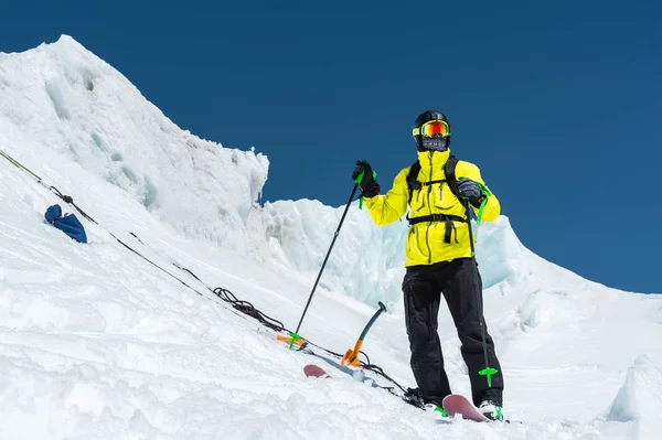 Freerider lyžař v kompletní oblečení stojí na ledovce v severním Kavkazu — Stock fotografie