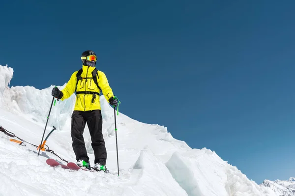 Um esquiador freerider com roupa completa fica em uma geleira no norte do Cáucaso — Fotografia de Stock