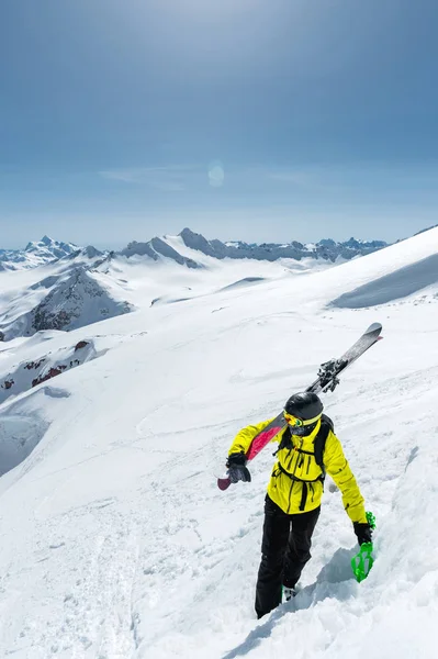 Kafkasya 'da kış karları dağ zirvelerini kapladı. Kış sporları için harika bir yer. — Stok fotoğraf