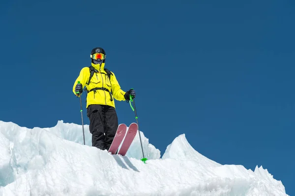 Ein Freerider-Skifahrer in kompletter Montur steht auf einem Gletscher im Nordkaukasus. Skifahrer bereitet sich vor Sprung vom Gletscher vor — Stockfoto