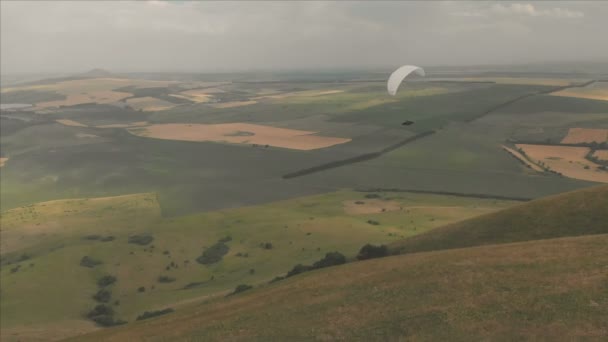 Atlet yamaçparaşütü yutar yanında onun paraglider üzerinde uçar. Drone çekim takip — Stok video