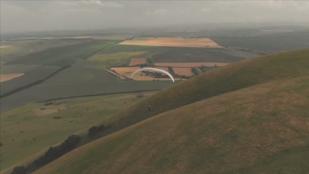 Atlet Yamaçparaşütü Yutar Yanında Onun Paraglider Üzerinde Uçar Drone Çekim — Stok video