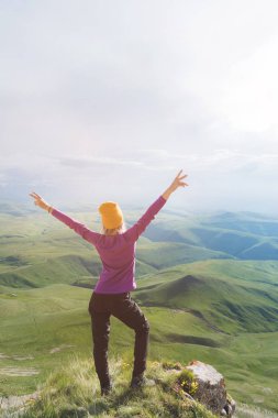 Güçlü ve kendinden emin üzerinde açık yeşil vadi karşı duygu genç kadın